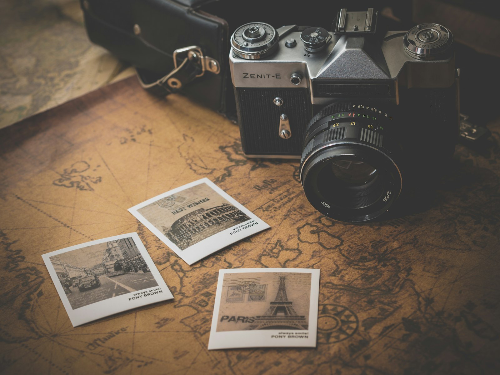 Analoge Kamera mit Filmmaterial auf dunklem Untergrund