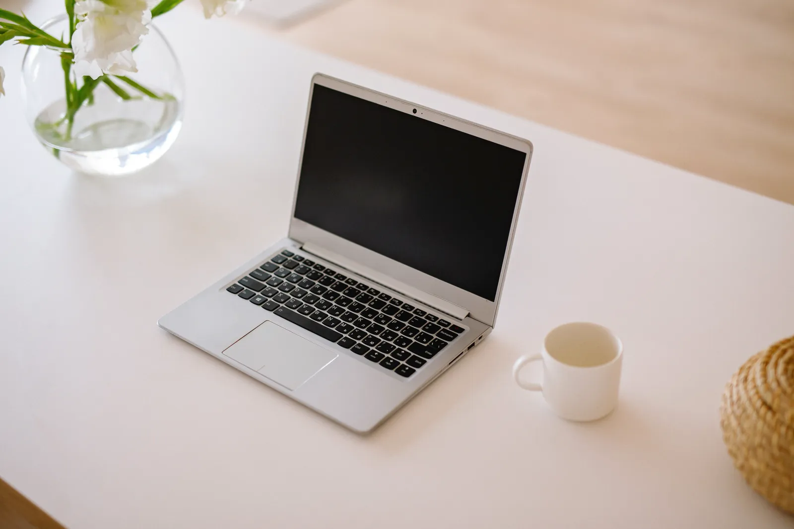 Arbeitsplatz im Studio: Laptop auf hellem Tisch