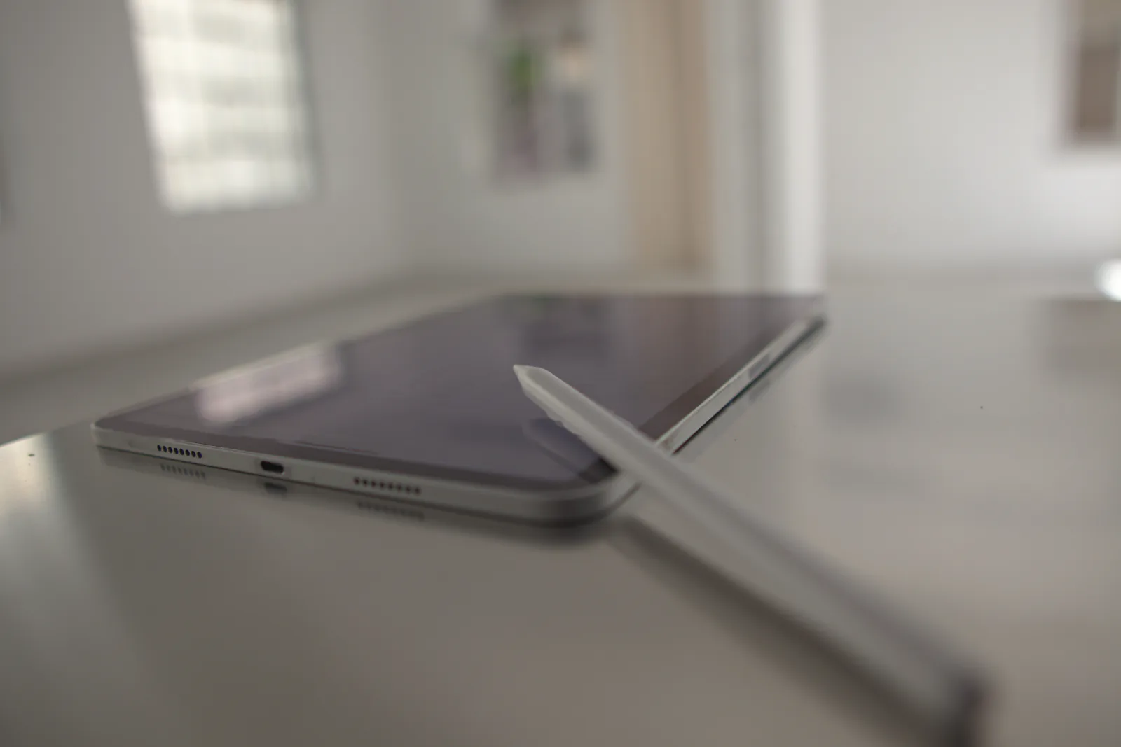 Tablet mit Stift auf dem Tisch — hier läuft Ihre Demo