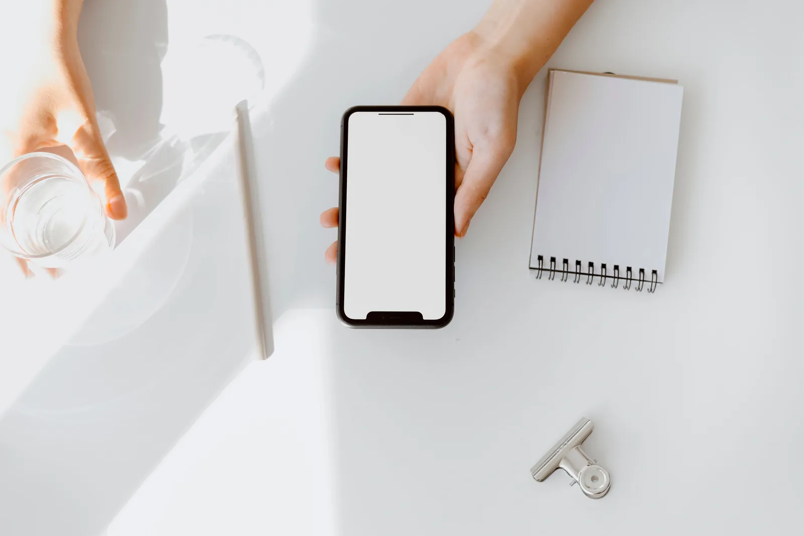 Smartphone auf einem hellen Schreibtisch