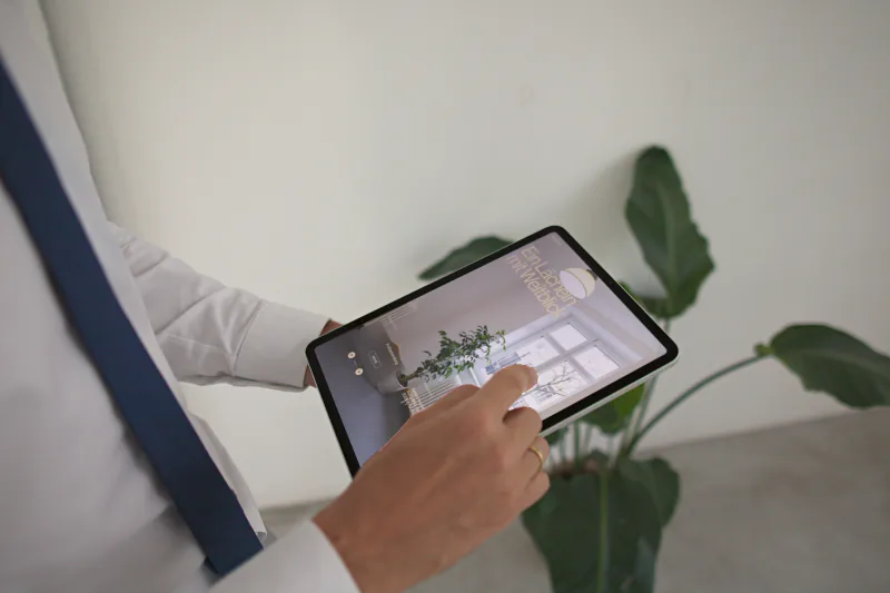 Hand zeigt auf ein Tablet mit der Website der Konzeptstudie EDELBISS